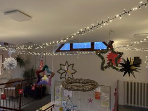 Bastelaktion der Kita, Eltern basteln Sterne