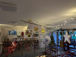 Bastelaktion der Kita, Eltern basteln Sterne