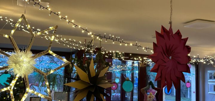 Bastelaktion der Kita, Eltern basteln Sterne