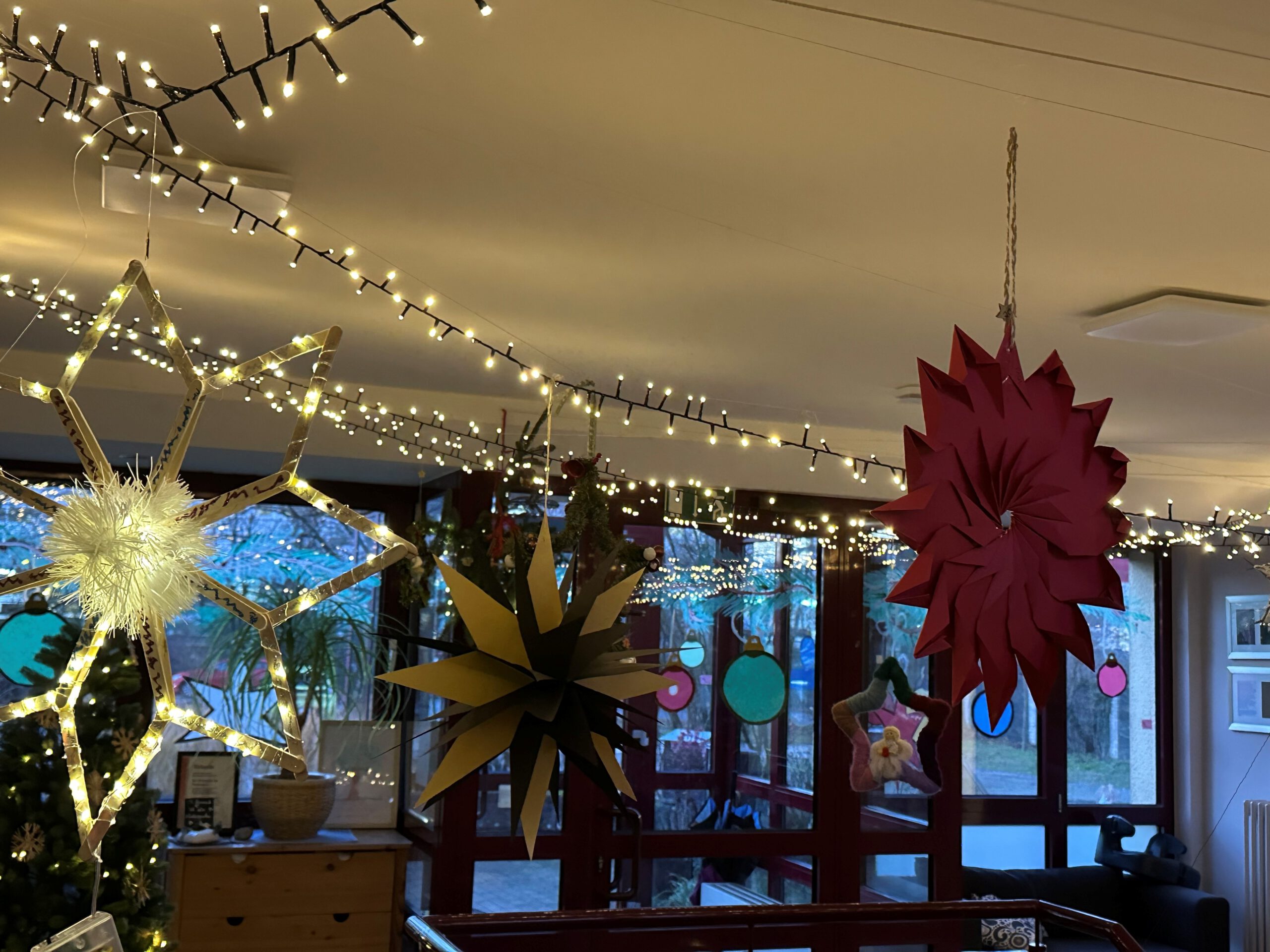 Bastelaktion der Kita, Eltern basteln Sterne