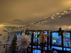 Bastelaktion der Kita, Eltern basteln Sterne