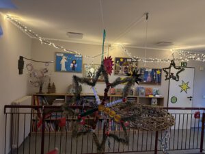 Bastelaktion der Kita, Eltern basteln Sterne