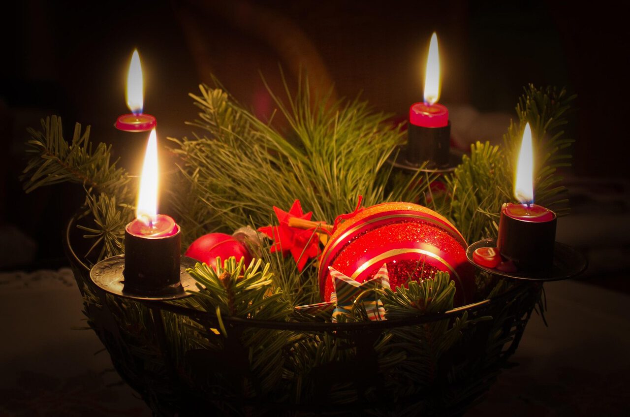 Adventskranz mit 4 brennenden Kerzen