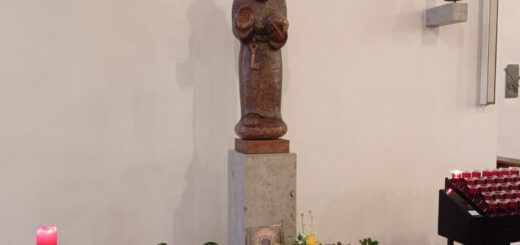 Schutzpatron der Kirche St. Konrad, Steinfigur