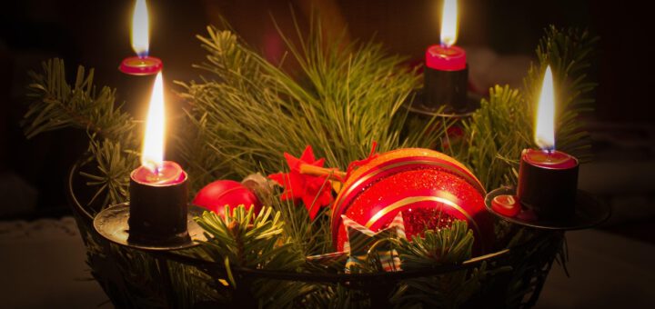 Adventskranz mit 4 brennenden Kerzen