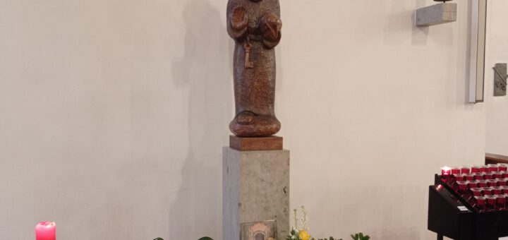 Schutzpatron der Kirche St. Konrad, Steinfigur