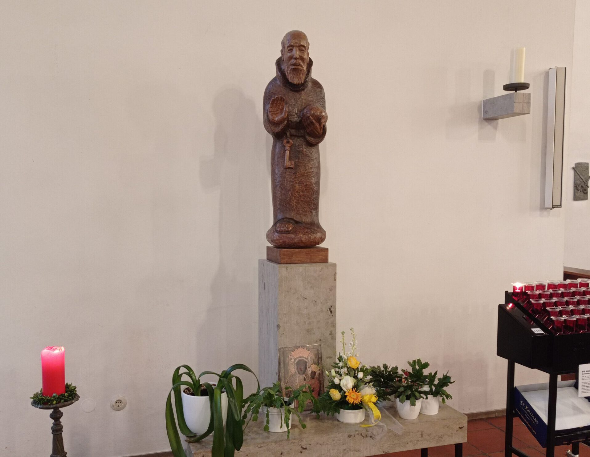 Schutzpatron der Kirche St. Konrad, Steinfigur